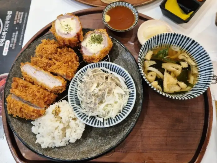돈까스, 샐러드, 밥, 그리고 작은 국이 함께 나온 세트 메뉴
