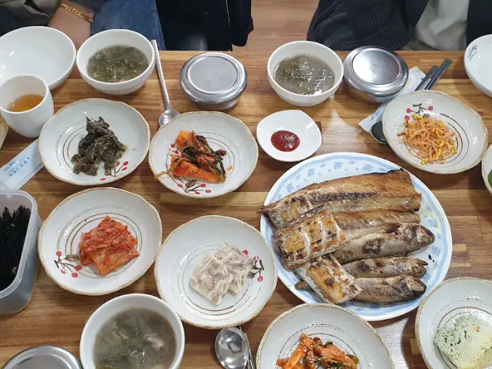 푸짐하게 차려진 생선구이 정식 한 상