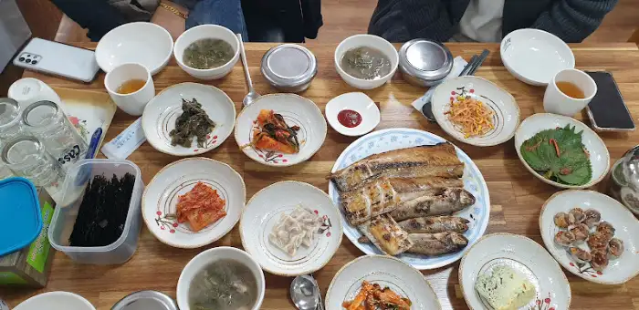 식탁 위에 차려진 다양한 음식들