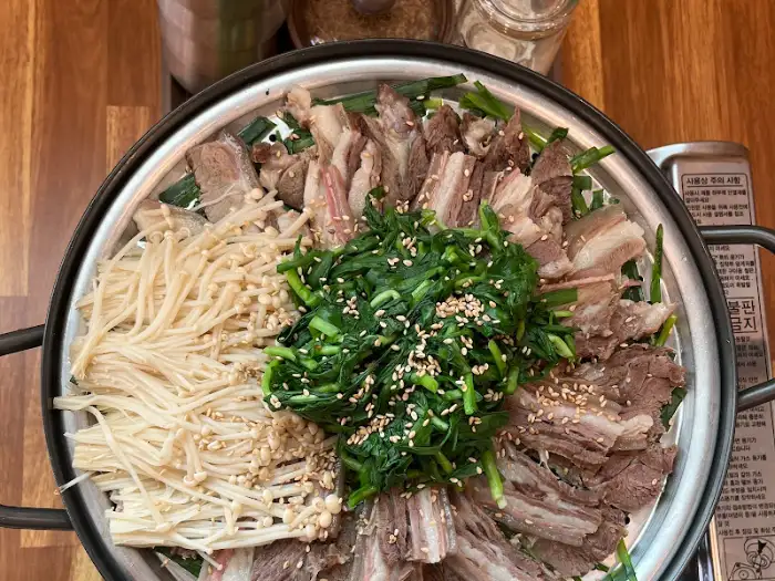 푸짐하게 차려진 염소 수육 한 접시