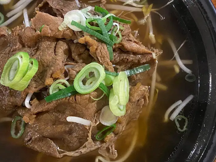 풍성하게 담긴 쌀국수