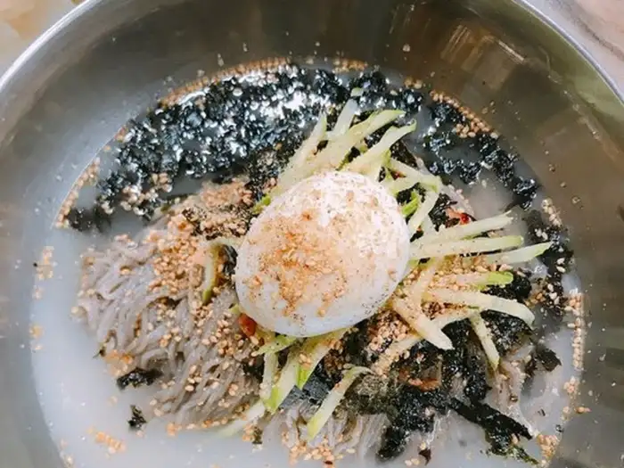 막국수 클로즈업 샷