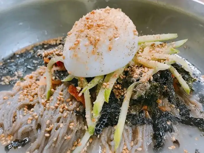 김가루와 참깨로 장식된 막국수