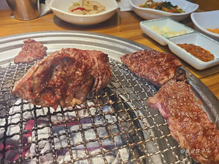 숯불 위에서 구워지는 소고기