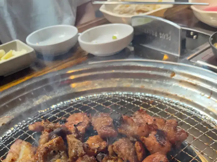 숯불 위에서 구워지는 돼지갈비