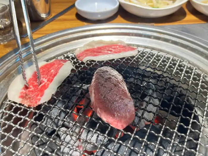 숯불 위에서 익어가는 소고기 조각