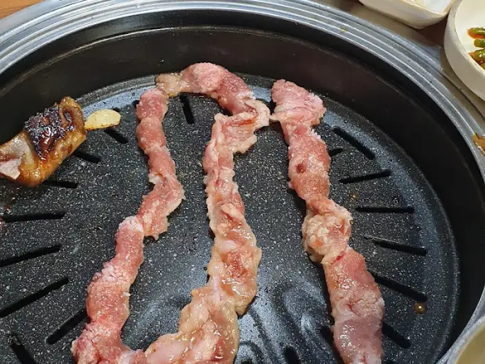 불판 위에서 구워지고 있는 오돌뼈 고기
