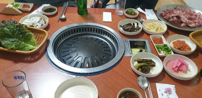 숯불 위에서 구워지고 있는 다양한 고기 부위들
