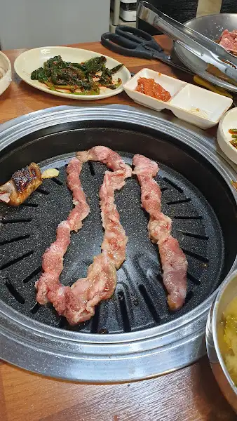 불판 위에 놓인 길쭉한 오돌뼈 고기