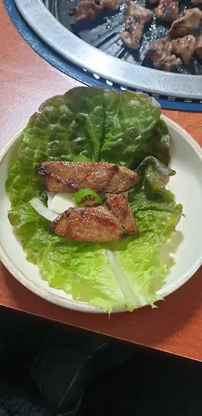 상추쌈에 싸인 갈비 구이