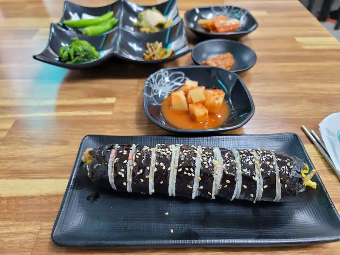 김밥과 몇 가지 반찬이 담긴 접시