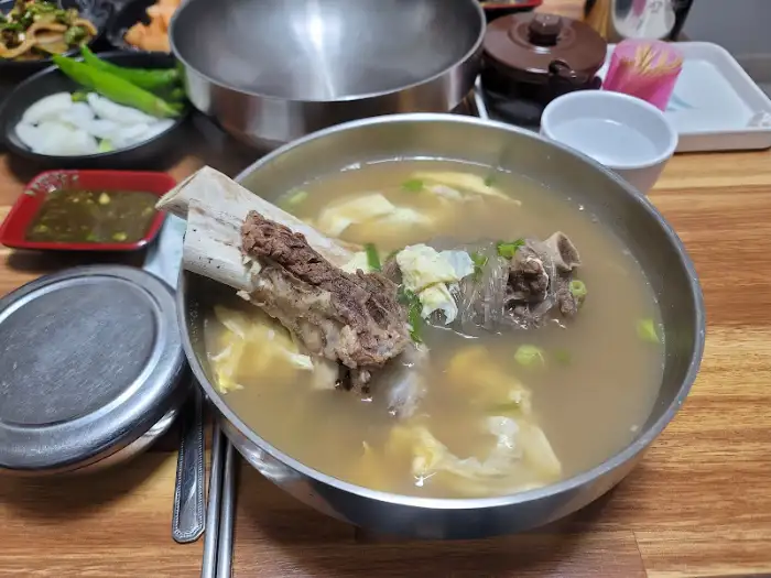 또 다른 앵글의 뼈가 들어있는 국밥
