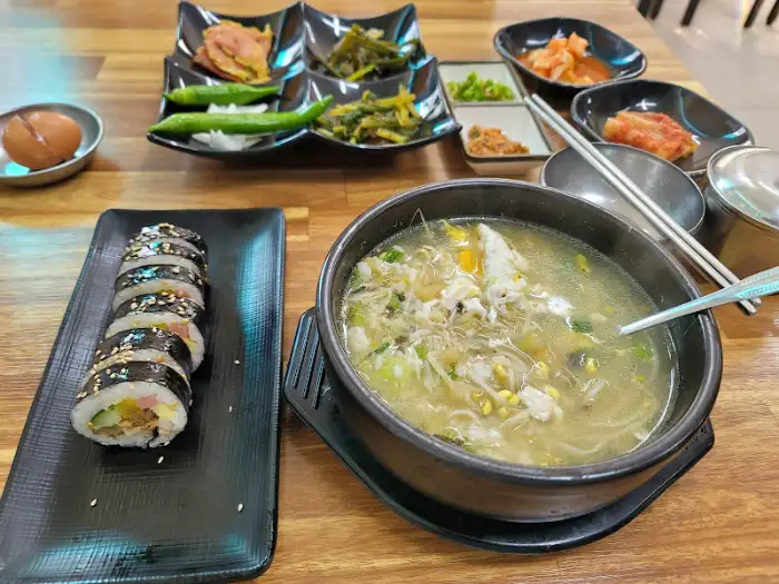 김밥과 국물 요리가 함께 나온 상차림