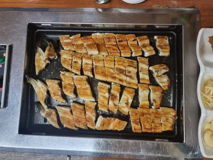 새로 구워지고 있는 장어