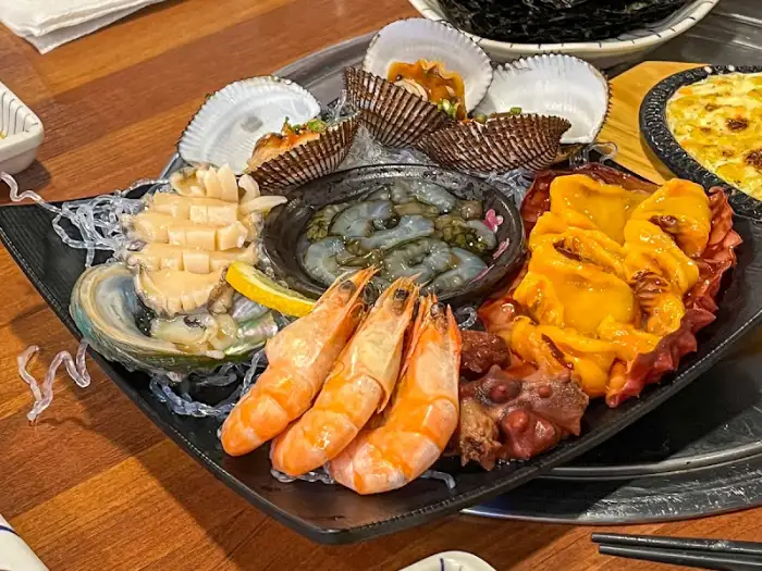 싱싱한 전복, 새우, 조개 등 다양한 해산물 모둠.