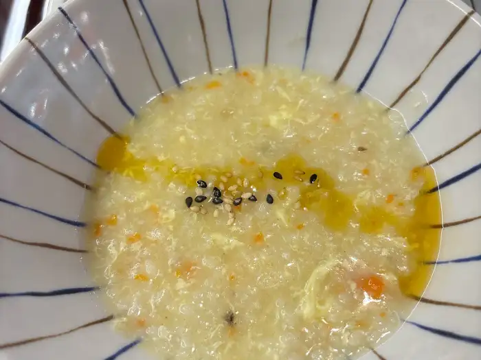 다양한 해산물이 푸짐하게 들어간 얼큰한 해물라면.