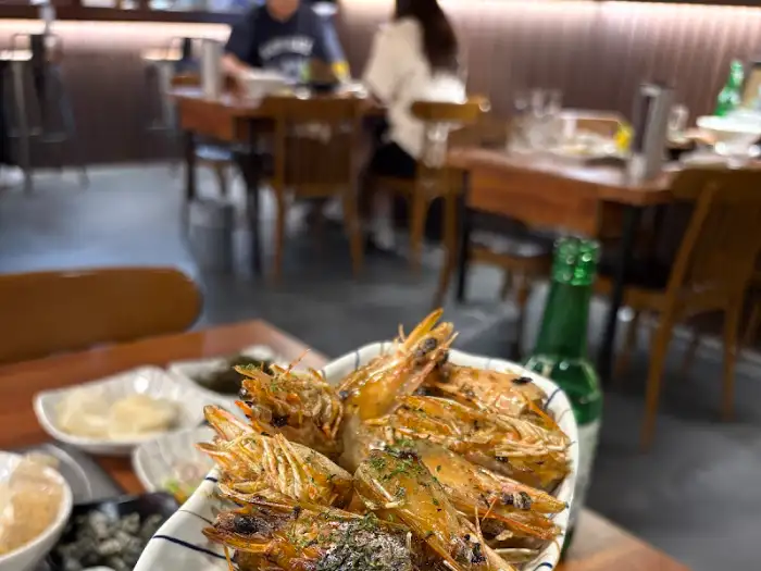 맛있게 구워진 새우 요리.