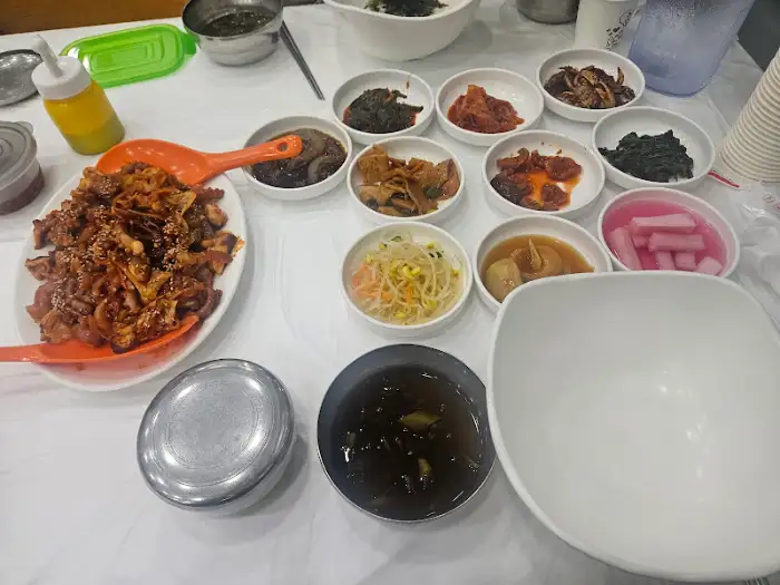 식사 중인 테이블 모습