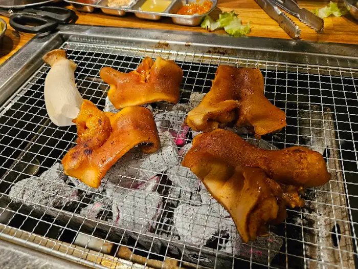 숯불 위에서 구워지는 돼지 껍데기