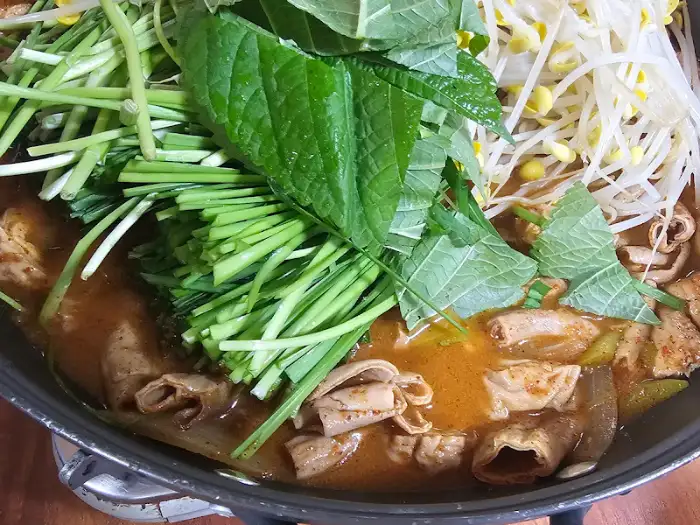 전골에 올라간 채소와 곱창