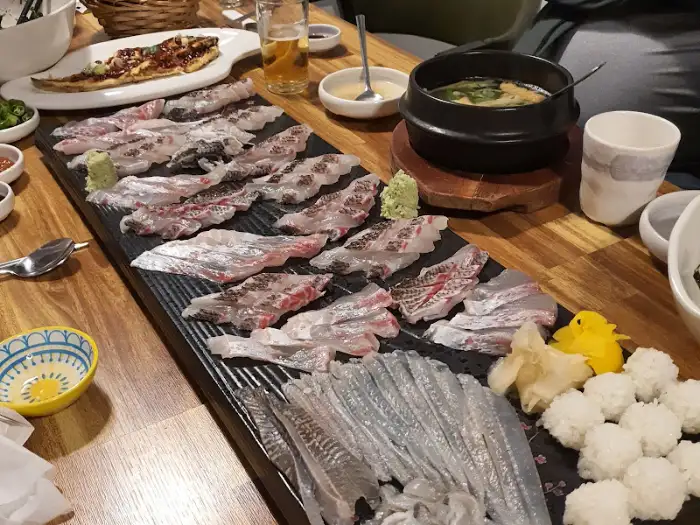 다양한 종류의 신선한 회 세트