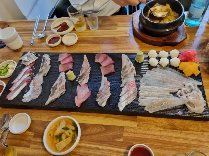 잘 차려진 회와 곁들임 음식