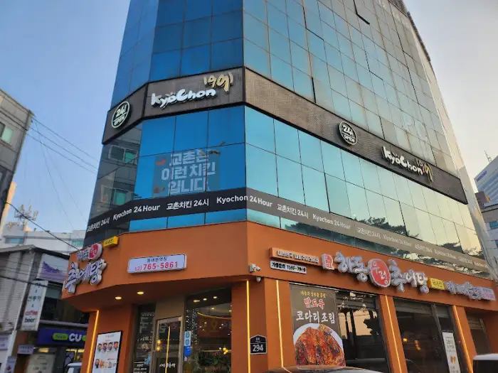 교촌치킨 동대문1호점 내부 복도 및 테이블