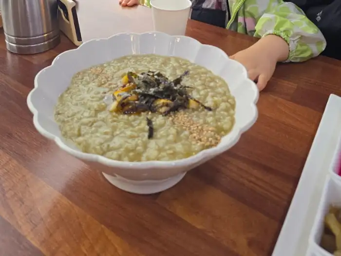 푸짐하게 담긴 전복죽
