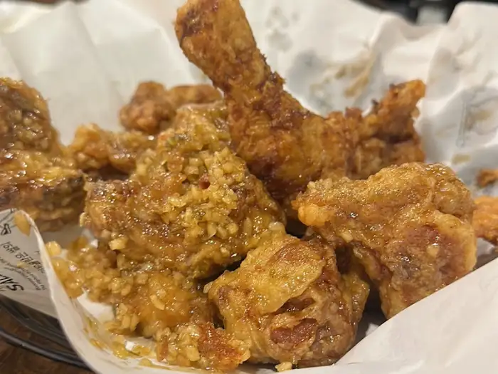 교촌치킨의 대표 메뉴인 치킨 접시 모습