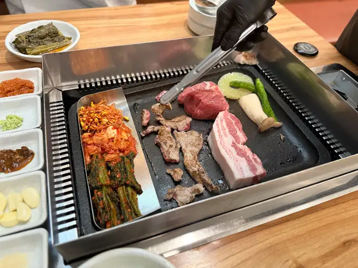 직원이 직접 구워주는 고기