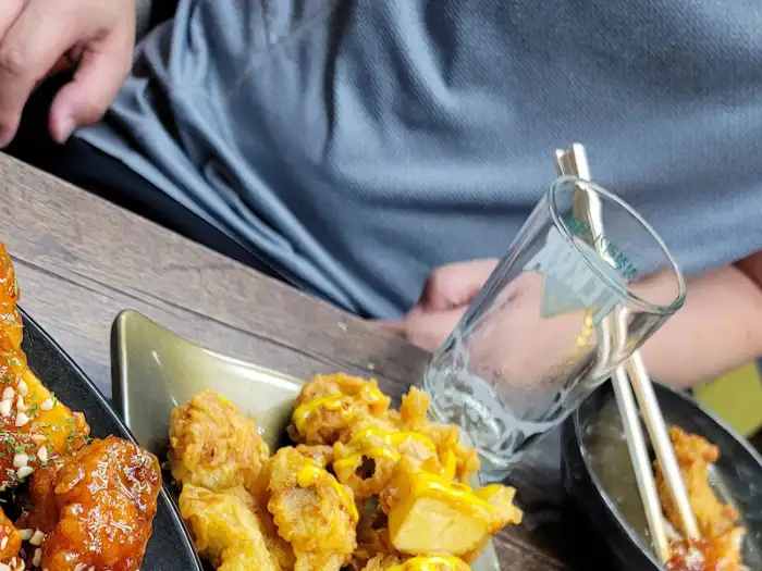 맥주잔을 들고 있는 손
