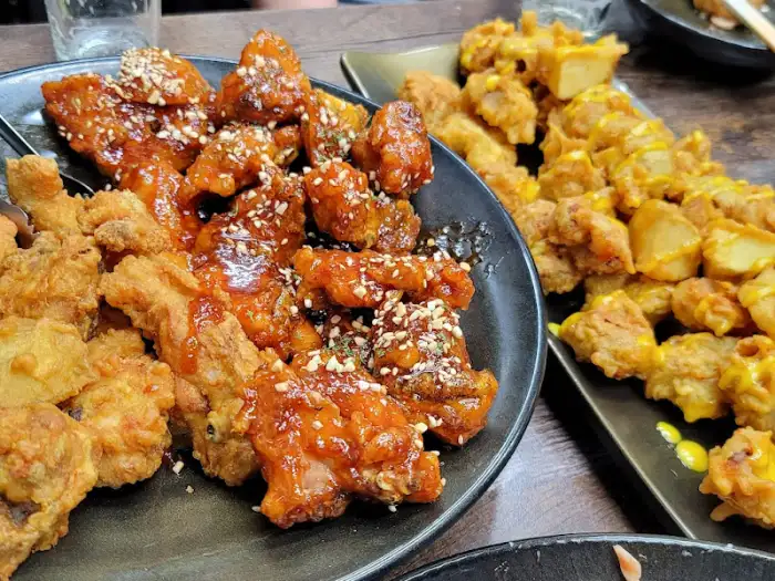 후라이드와 양념 치킨이 함께 담긴 접시