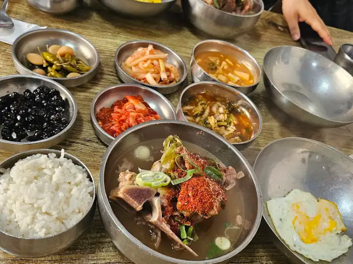 해장국과 함께 나온 반찬들