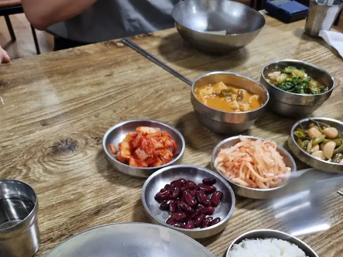 다양한 반찬이 담긴 그릇들