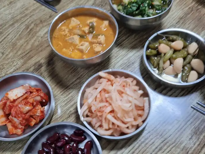 뼈해장국과 함께 나온 반찬 모습