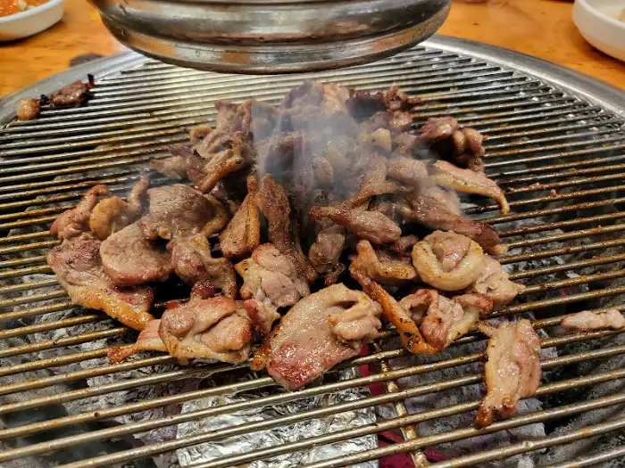 불판 위에서 지글지글 익어가는 오리 고기