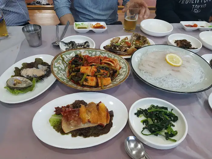 얇게 썰린 신선한 회가 담긴 접시