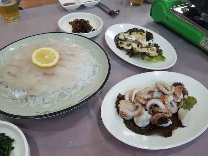 레몬이 얹어진 신선한 회