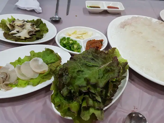 다양한 해산물 요리가 담긴 접시들
