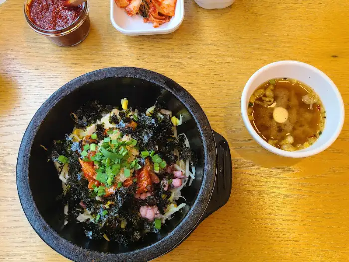 낙지돌솥비빔밥과 함께 제공된 국물과 반찬들