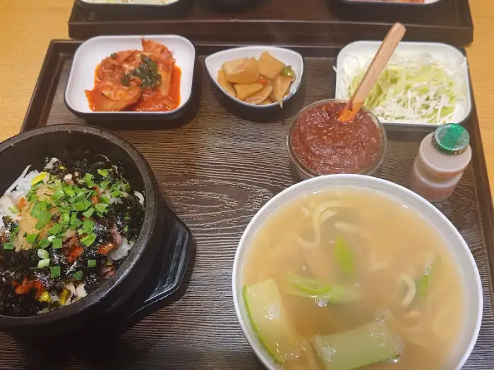 낙지돌솥칼국수와 함께 나온 푸짐한 한상차림