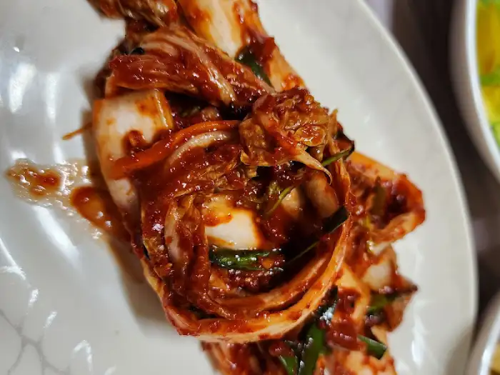 먹음직스러운 비주얼의 김치. 붉은 양념과 푸른 잎이 조화를 이룬다.