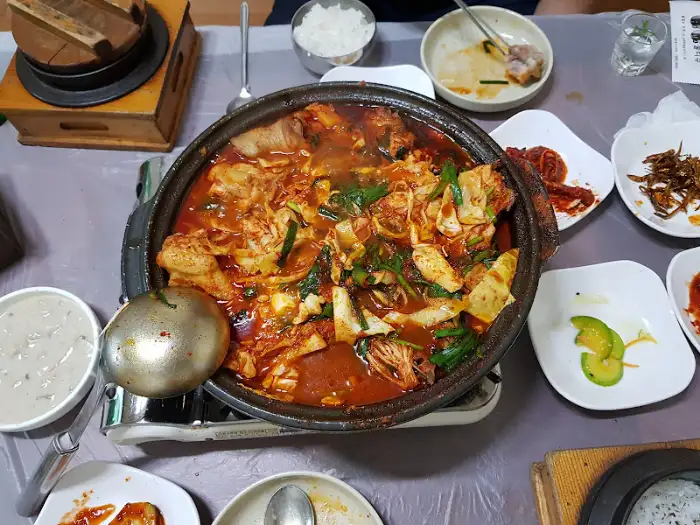 푸짐하게 담긴 닭볶음탕. 큼직한 닭고기와 채소가 붉은 국물에 잠겨 있다.