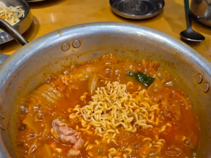 라면 사리가 듬뿍 들어간 김치찌개
