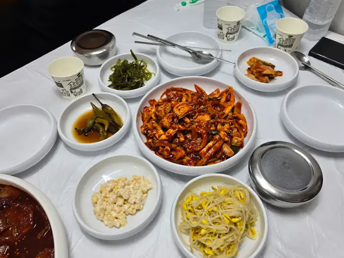 다양한 반찬과 메인 메뉴