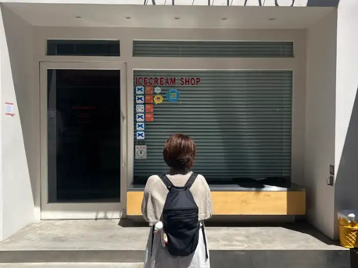 아이스크림 가게 앞의 여성