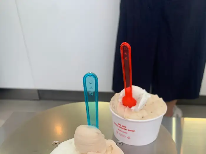 아이스크림 컵과 스푼