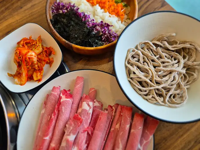 샤브샤브 재료와 곁들임 찬