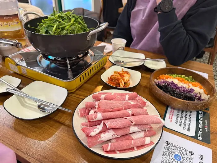 샤브샤브 냄비와 식탁 전경