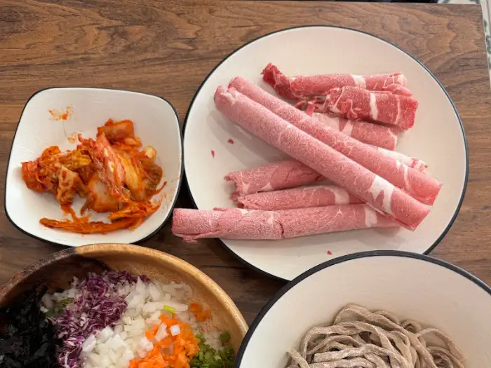 샤브샤브용 고기와 곁들임 찬